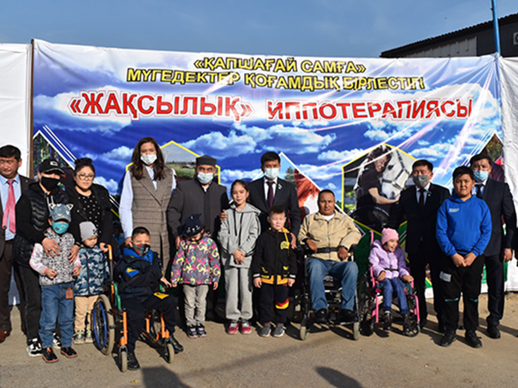 Бесплатную иппотерапию для людей с ограниченными возможностями открыли в Алматинской области