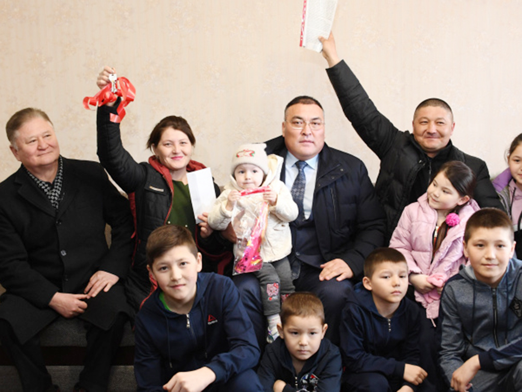 Семье, потерявшей дом из-за пожара, подарили новое жилье в Алматинской области
